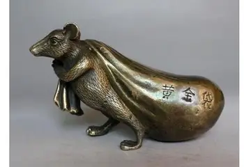 коллекционирую старую медную мышь, держащую сумку с золотой статуей, украшения из бронзы, заводские розетки