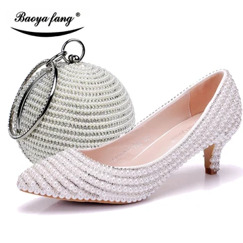 Женские свадебные туфли с соответствующими сумками, белая/черная модная обувь с украшением в виде кристаллов и жемчуга, комплект из сумочки, модельные туфли с острым носком на каблуке 5 см