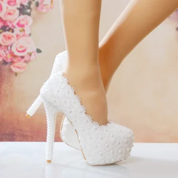 Новые брендовые свадебные женские туфли-лодочки из искусственной кожи на высоком тонком каблуке 12 см с острым носком, без застежки, белые кружевные туфли с цветами для женщин белого цвета